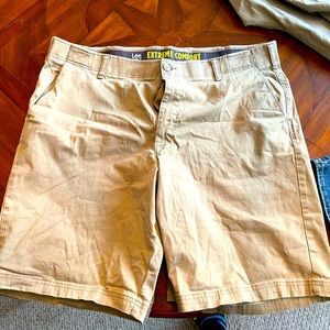42 waist Lees Extreme Comfort Dark Khaki Shorts. Like New condition.